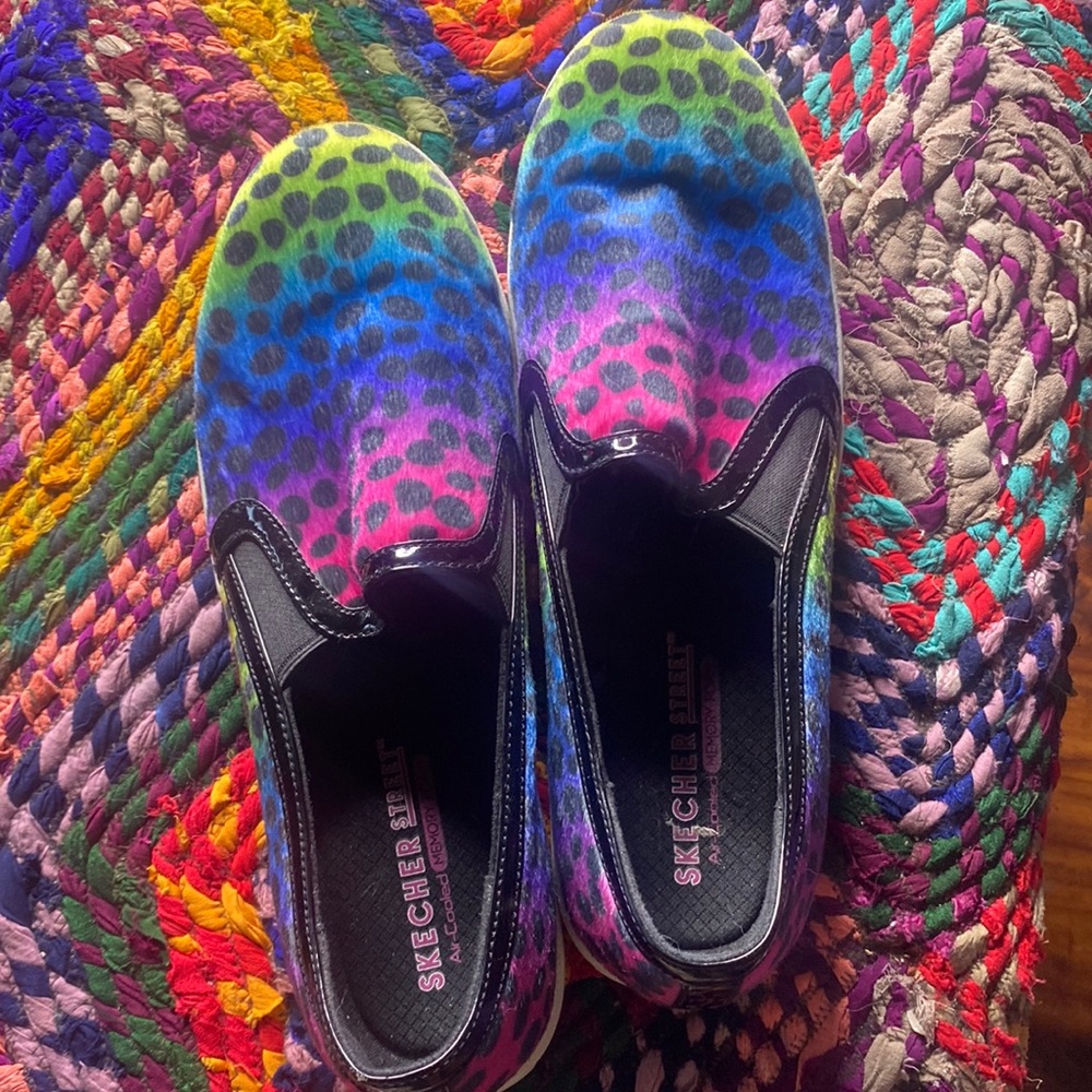 Size 9 rainbow sketcher loafers.  Very comfortable and stylish
